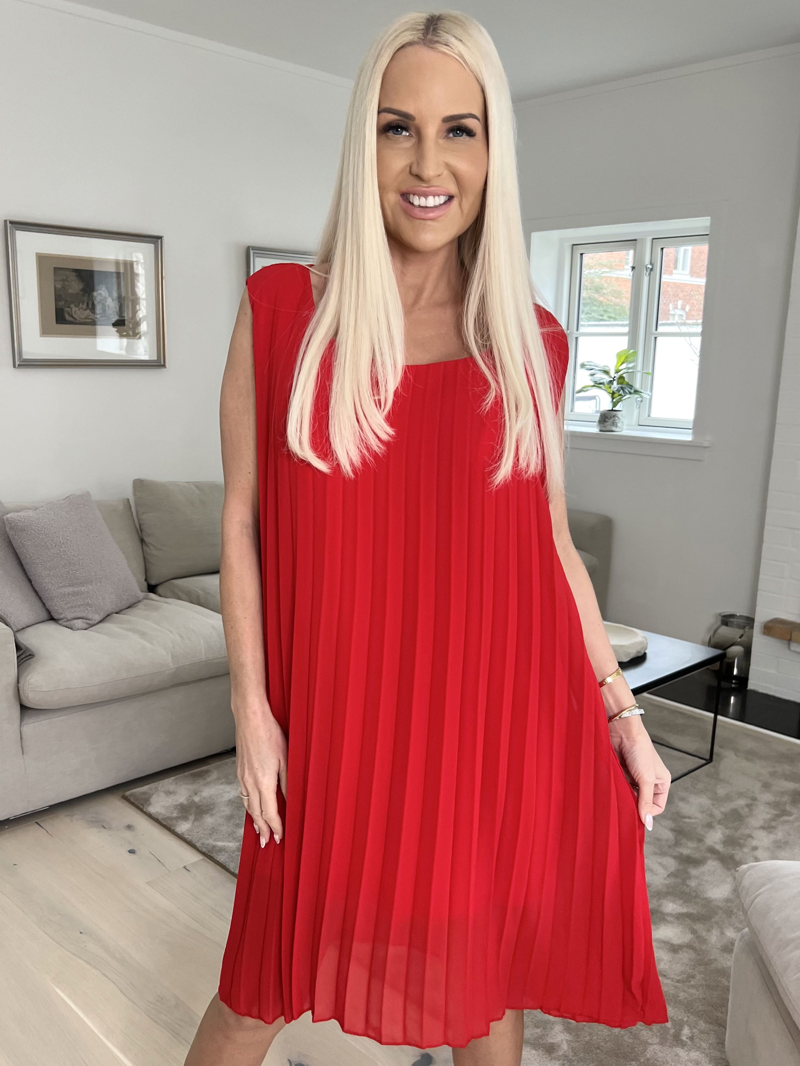 Saline - Söt ärmlös klänning i plisserad chiffong